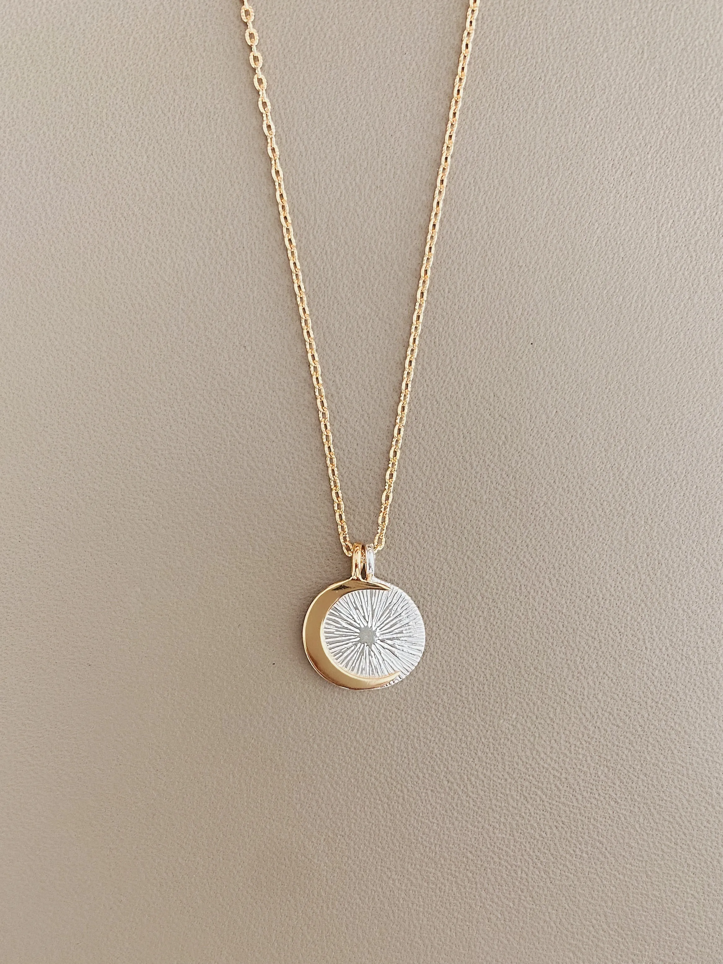 Demi Eclipse Necklace / gold
