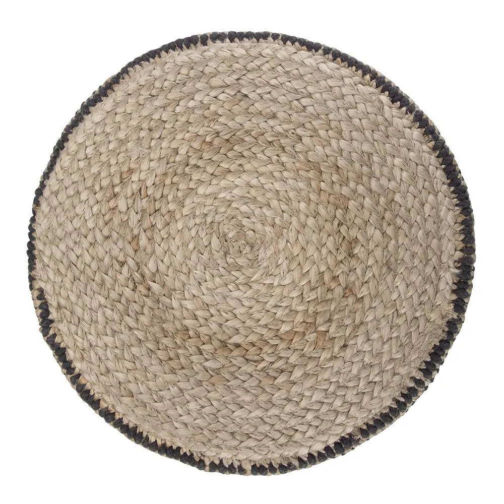 Larissa Pouf