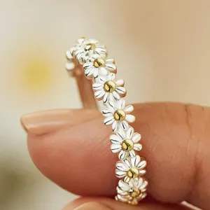 Magdalena –  Hand-Painted Enamel Daisy Ring