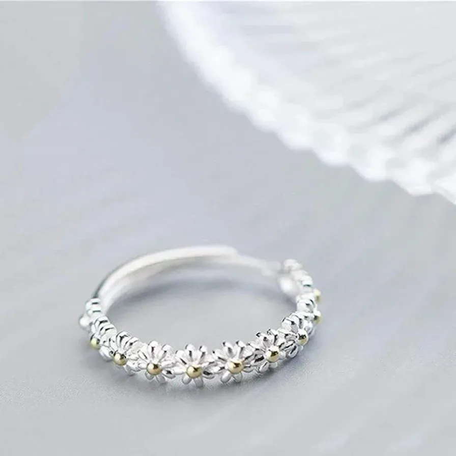 Magdalena –  Hand-Painted Enamel Daisy Ring