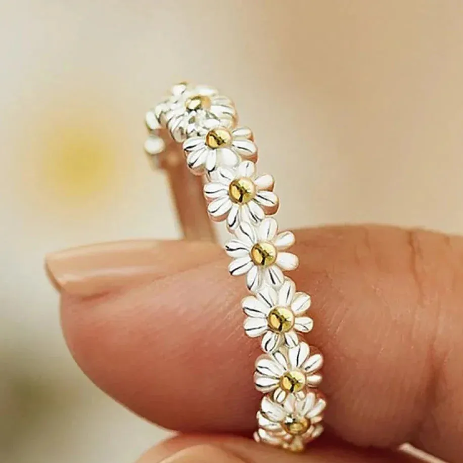 Magdalena –  Hand-Painted Enamel Daisy Ring