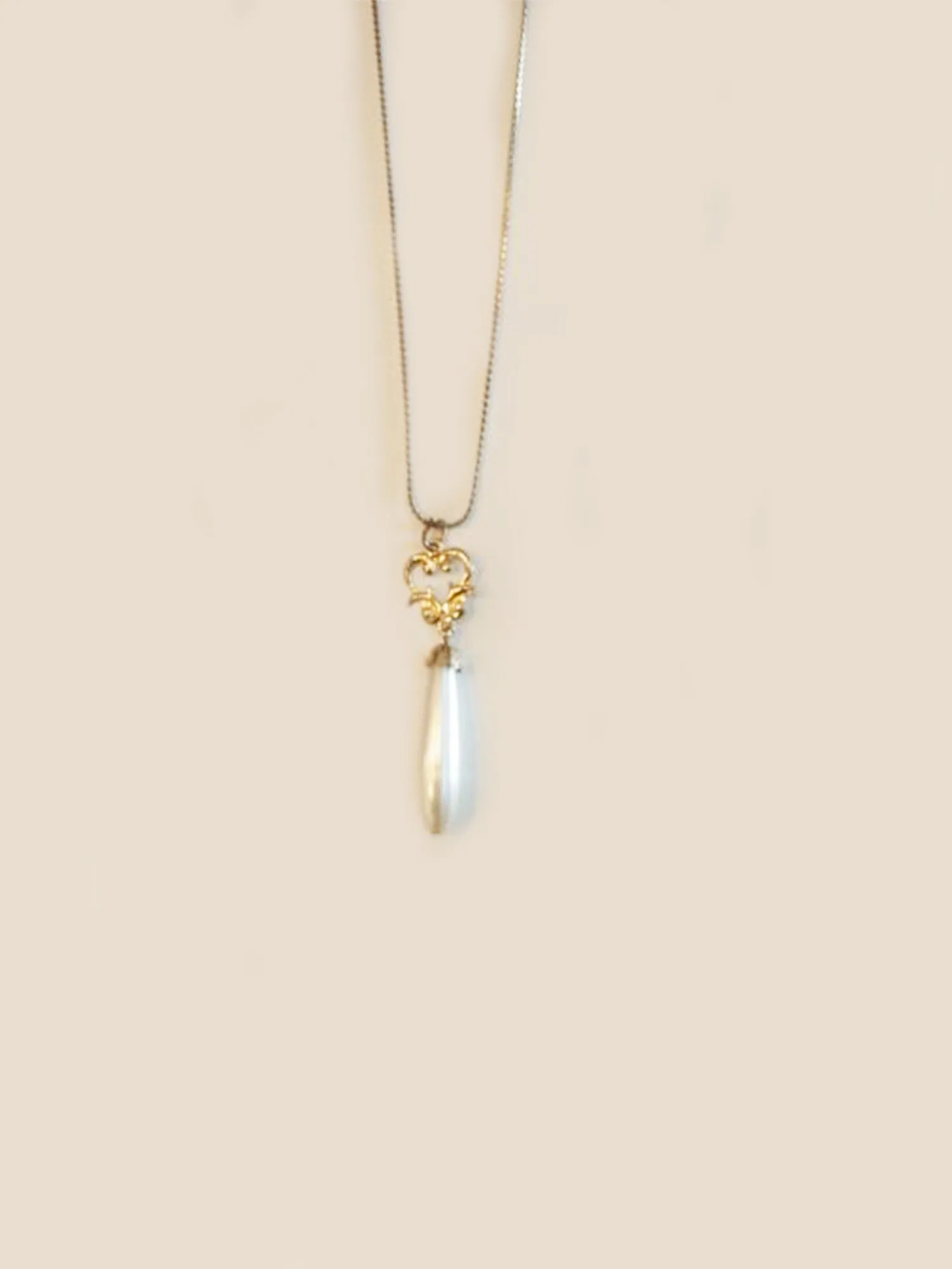 Pearly Elegance Vintage Necklace