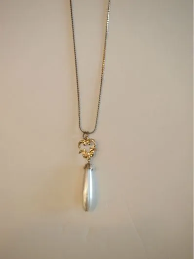 Pearly Elegance Vintage Necklace