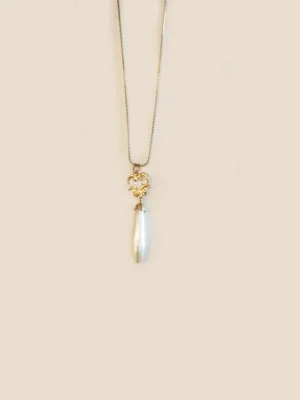 Pearly Elegance Vintage Necklace