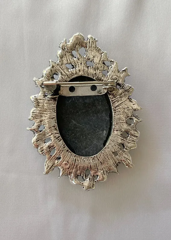 Pewter/Silver Cameo Stock Brooch