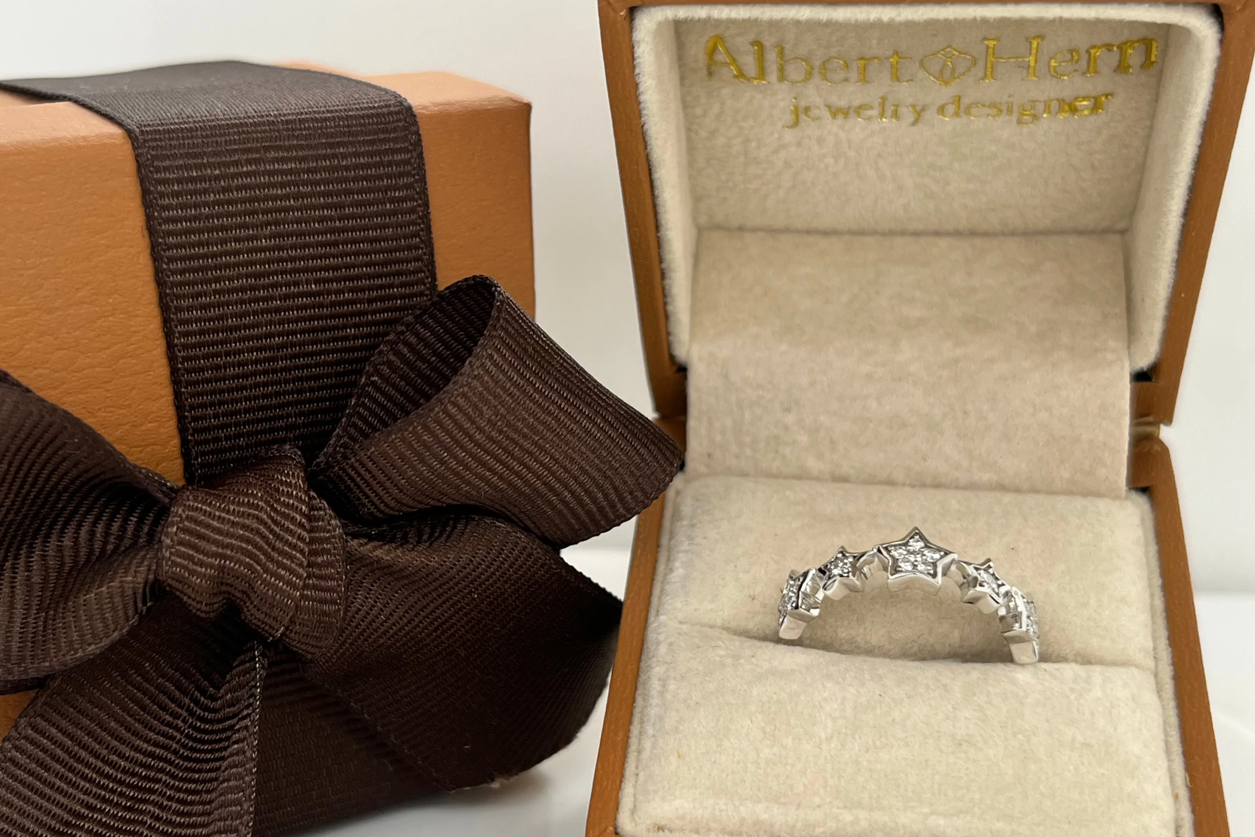Ring 18kt White Gold 5 Star & Diamonds